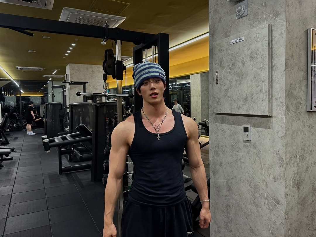 Photo by KWON STAR on February 09, 2026. May be an image of one or more people, biceps, people bodybuilding, treadmill, dumbbell and text.