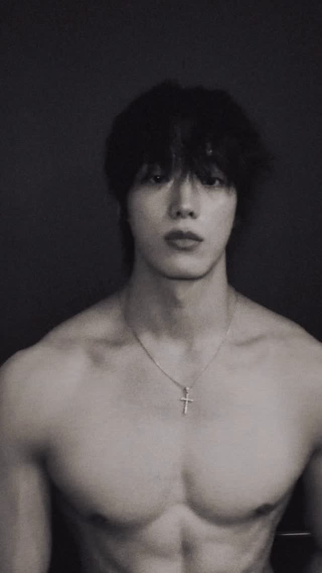 kwon_star_ 게시물 이미지: mugshot - what did I do.

#model...