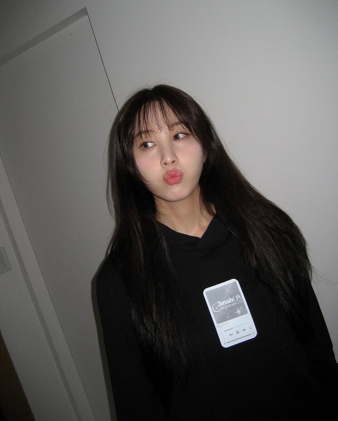 Photo shared by 권진아 Kwon Jin Ah on September 08, 2025 tagging @kwonhodoo, @kream.co.kr, and @safarispot. May be an image of one or more people, hair, top, sweatshirt and parka.