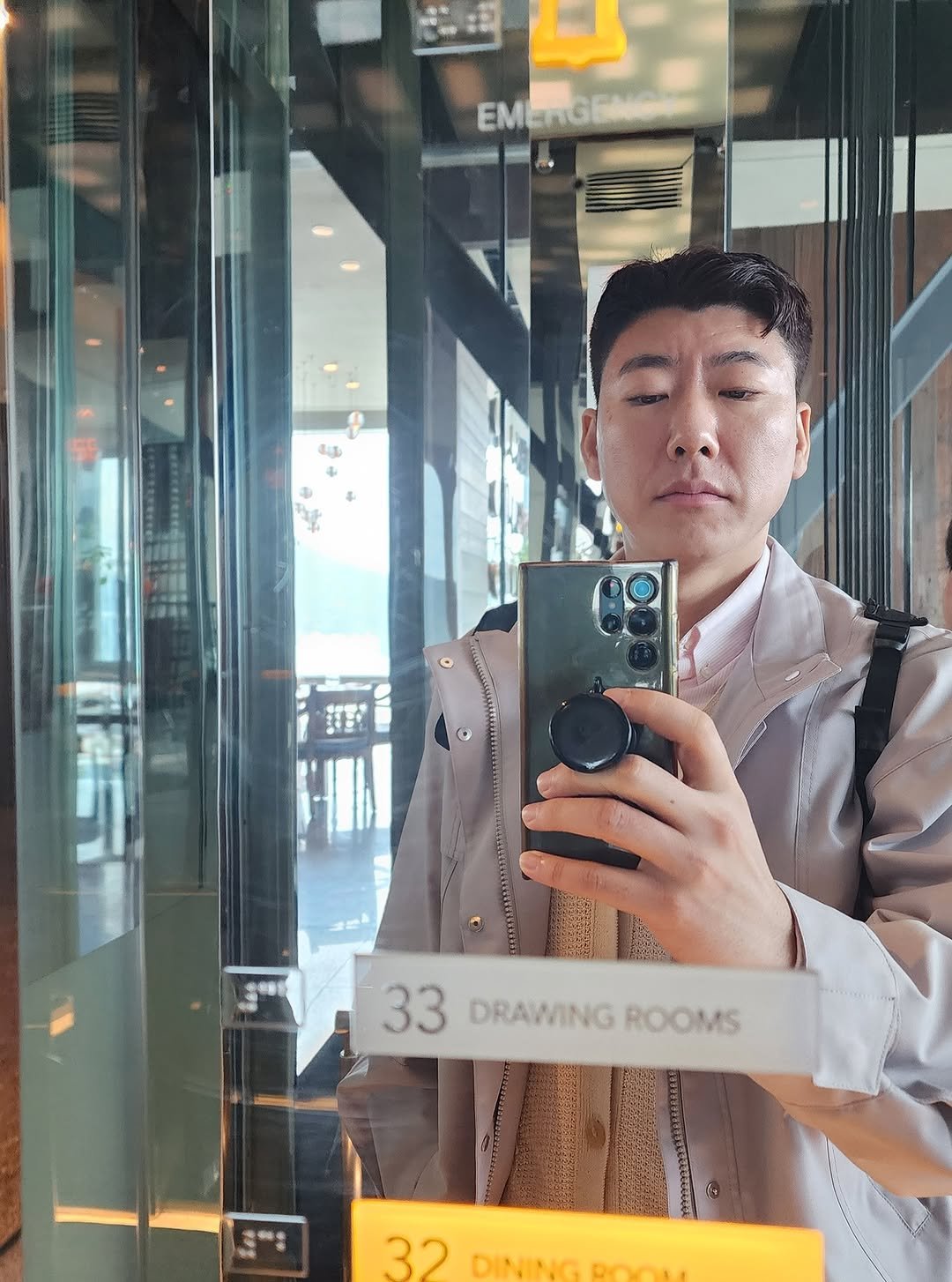 Photo by 권프로 | 장사 전략 기획 디렉터 | 마케팅 베스트셀러 작가 on November 27, 2025. May be a selfie of mirror and text.