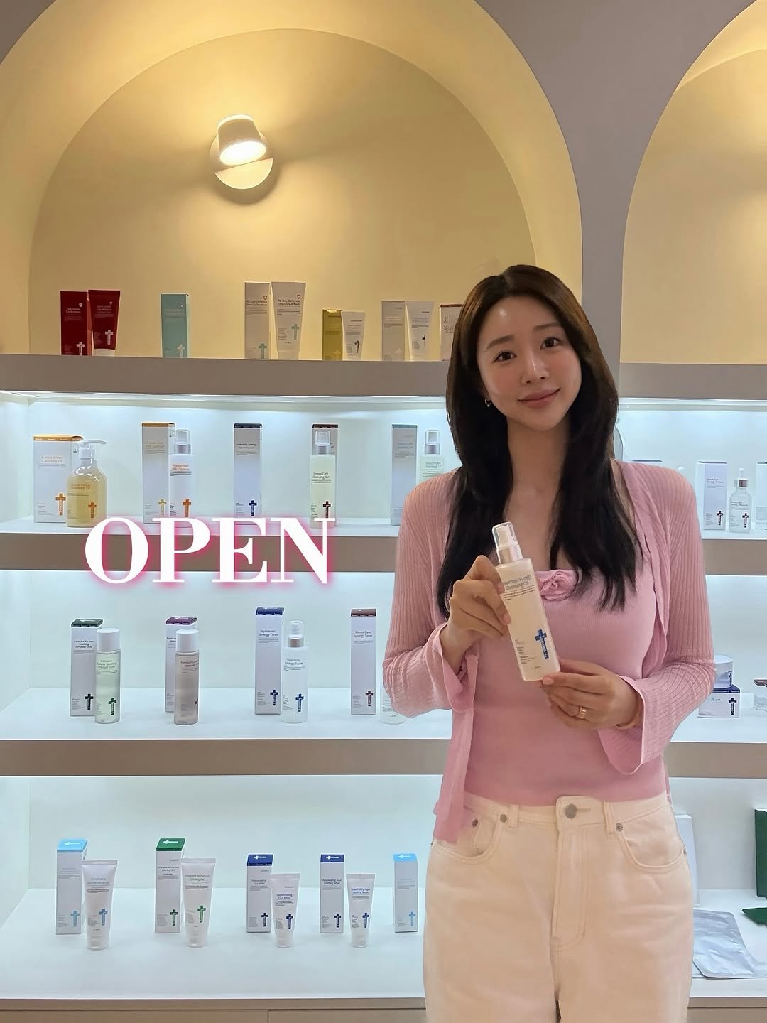 Photo by 권슈나 on November 10, 2025. May be an image of ‎hair product, fragrance, hand cream, lotion, cornflower and ‎text that says '‎ي OPEN‎'‎‎.