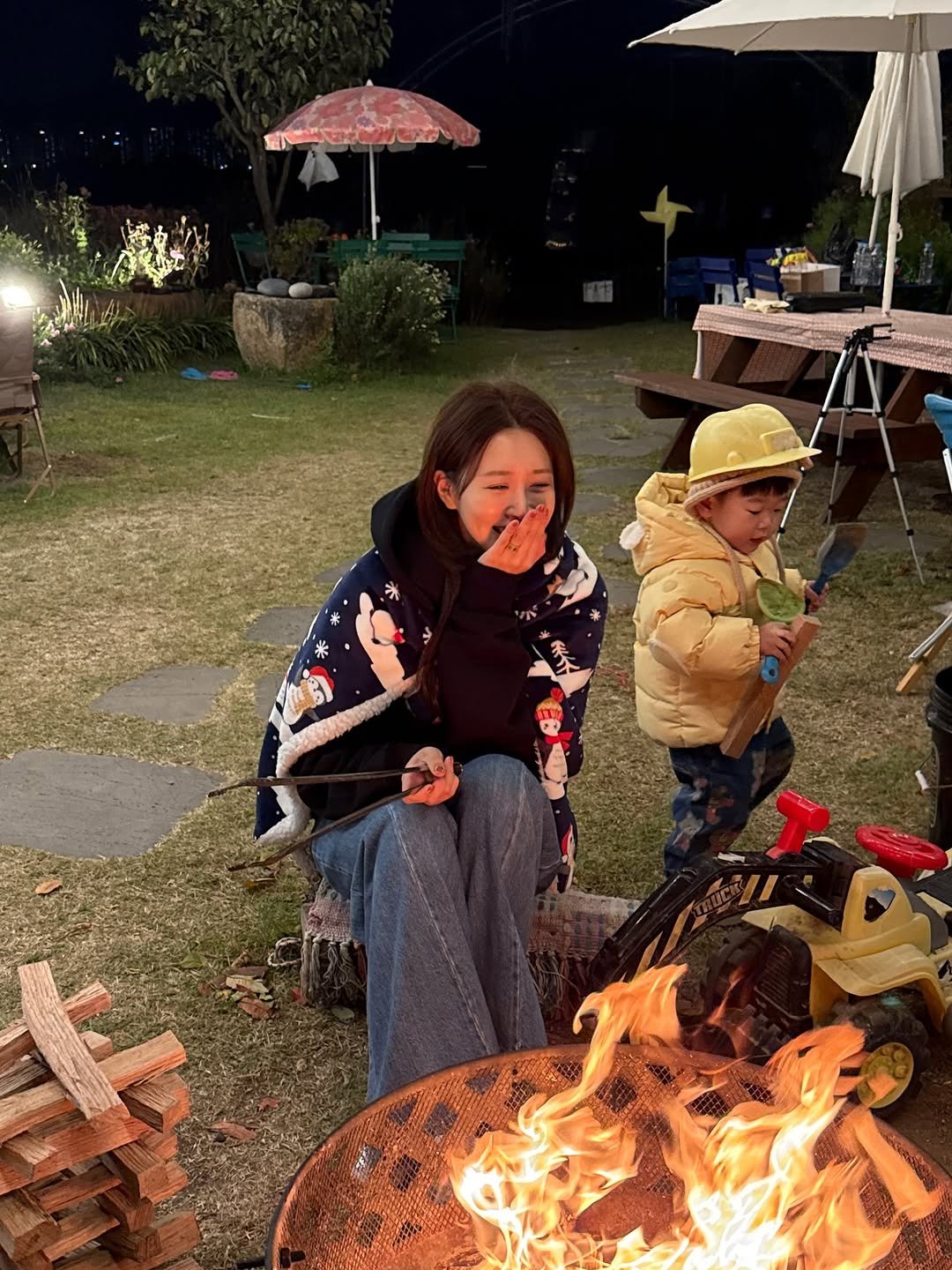 Photo by 권슈나 on November 11, 2025. May be an image of campsite, fire, picnic and text.