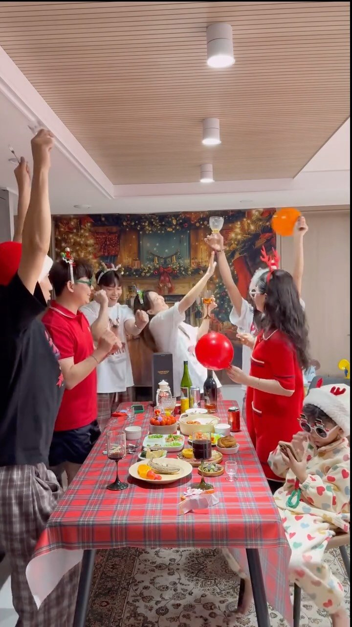 kwonshuna 게시물 이미지: 유행 챌린지 탑승하기🚌🎄🎶
이게 뭐라고 10번정도 찍은거 안비밀 할께욬ㅋㅋㅋ
(나...