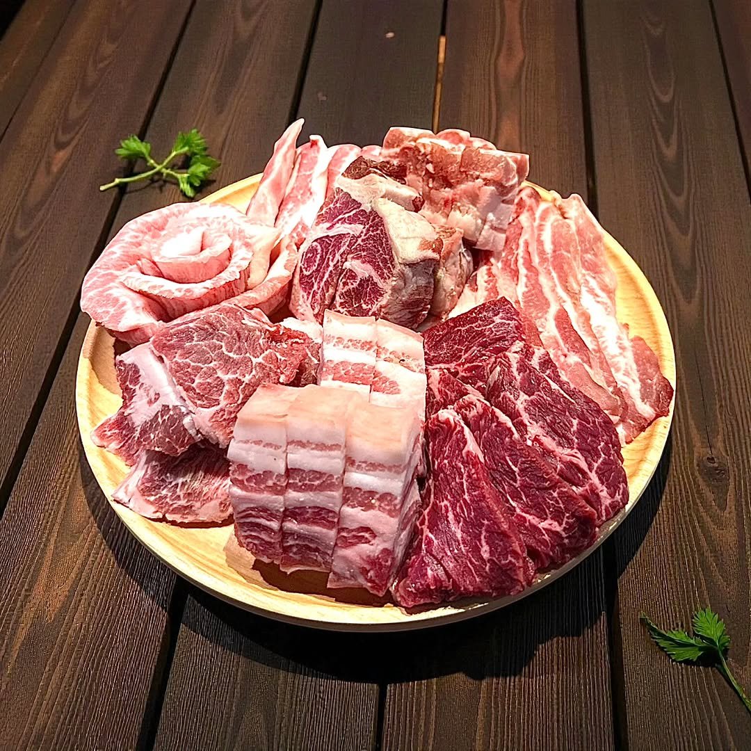 Photo by 숯불 고기집 서울꽃삼 공식계정 in 서울꽃삼 with @kya_nuu. May be an image of beef, pork and text.