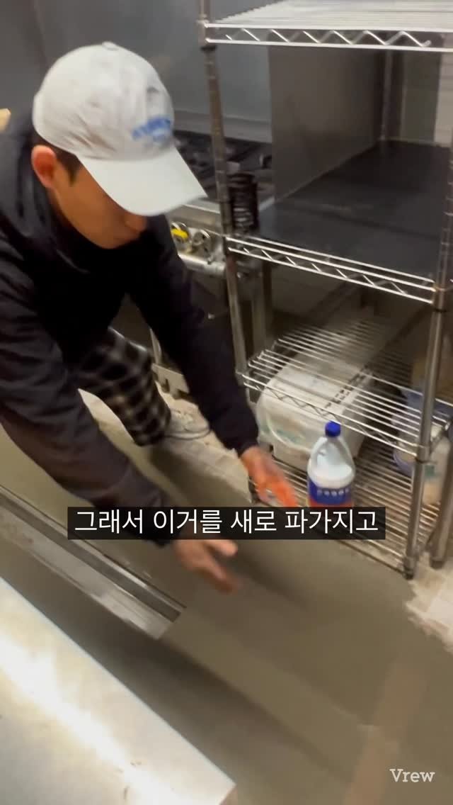 kya_nuu 게시물 이미지: 잘 안깨지는 바닥배관이 깨져가지고 홀로 물 흐르고ㅠ 그래서 세척기랑 싱크대 물 다...