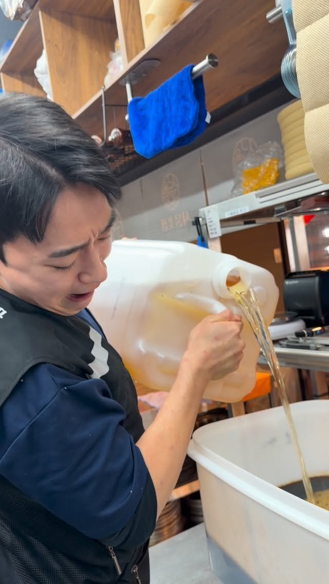 kya_nuu 게시물 이미지: 말통 따르는 법..

#장사 #자영업 #창업 #릴스 #서울꽃삼