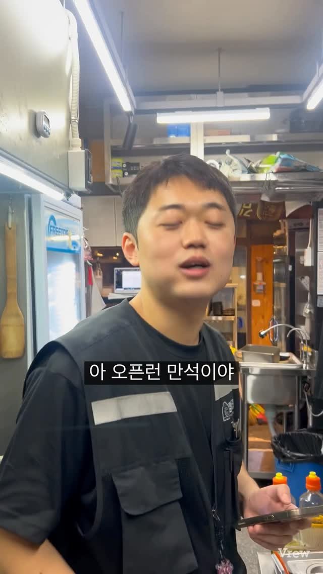 kya_nuu 게시물 이미지: 일하다보면 손님이 오셔서 밥먹을 공간이 없을때
이렇게 주방에서 먹어요..
요식업...