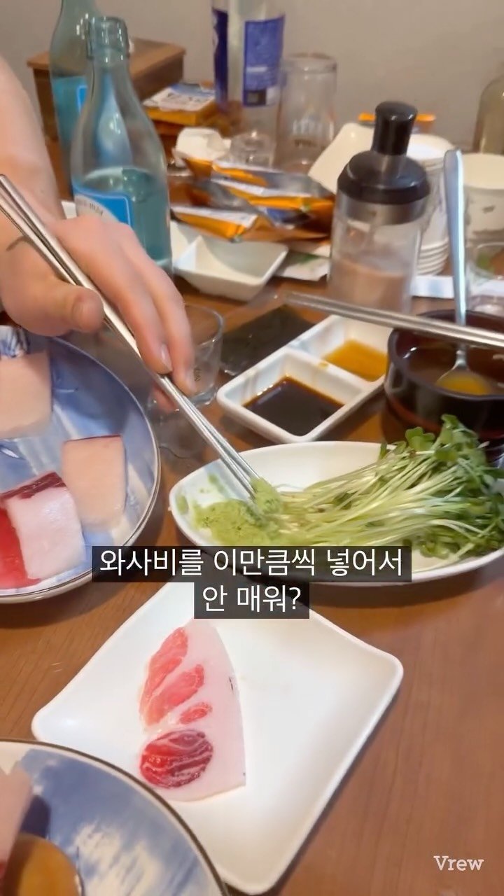 kya_nuu 게시물 이미지: 맛있는 참치 먹을때 술은 1/3잔씩 먹어야합니다.
한점에 한잔.
그리고 빠르게 계속...