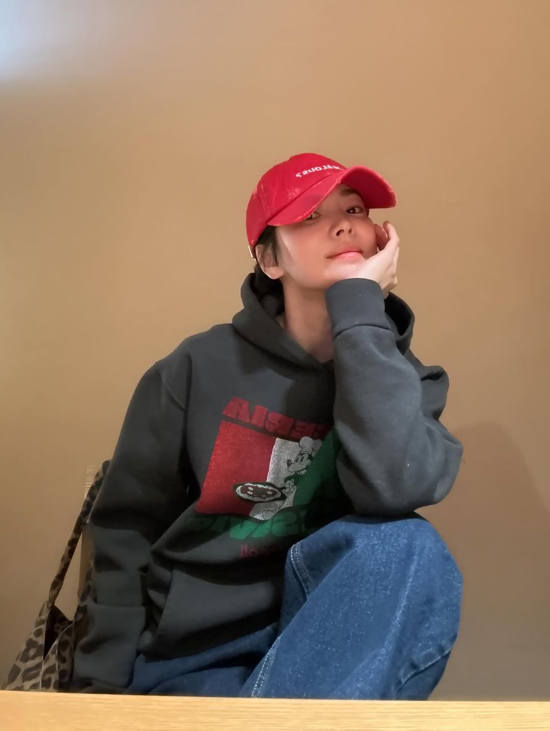 Photo by Song hyekyo on January 24, 2026. May be an image of hat, duffle coat, sweatpants, sweater, fleece, sweatshirt, parka and text.