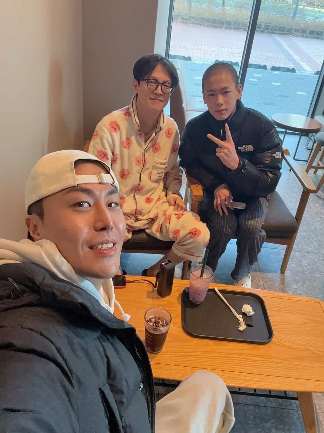 Photo by 김윤태 on December 10, 2025. May be a selfie of one or more people, sweatpants, parka, bath robe and text that says 'ኖል'.