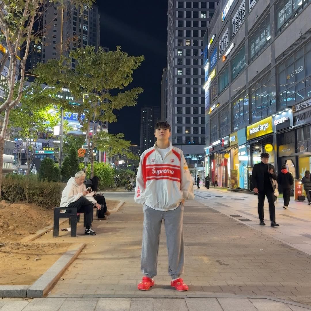 Photo by 김윤태 on November 07, 2025. May be an image of one or more people, sportswear, outdoors and text.