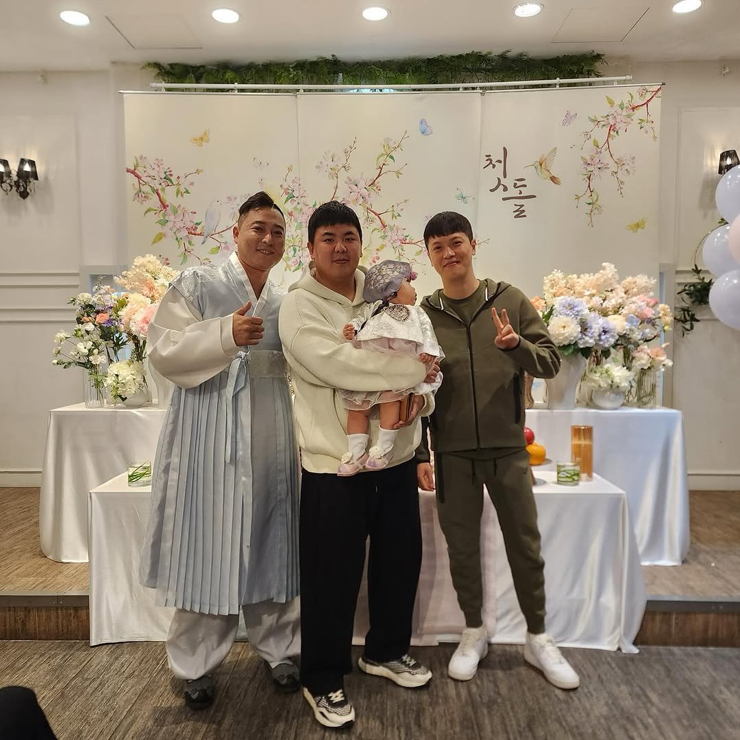 Photo by 김윤태 on October 17, 2025. May be an image of one or more people, barong, dais and text.