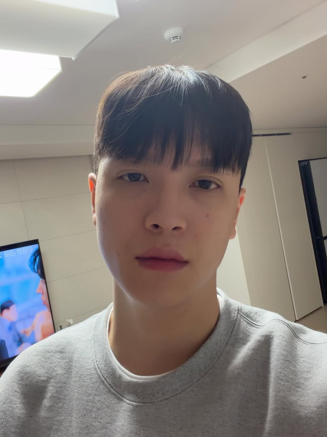 kyt0336 게시물 이미지: 눈빛에 항상 힘을 줘야 언제 어디서든 덤벼오는 것들을 이길 수 있다 그것이 바로...