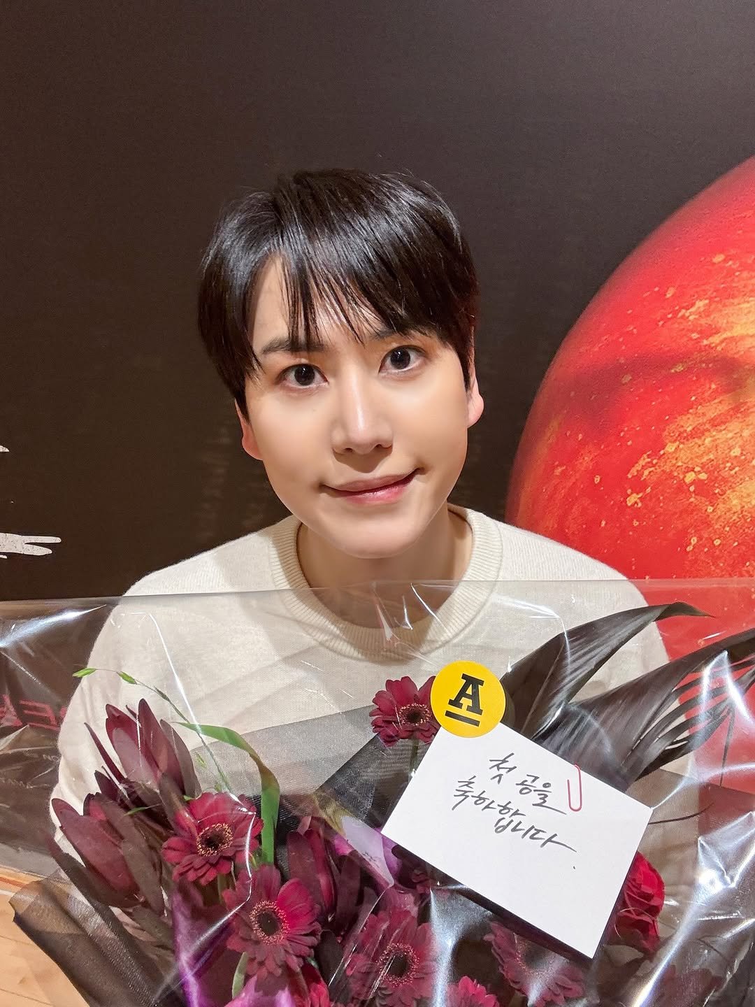 Photo shared by 안테나 Antenna on January 27, 2026 tagging @gyuram88, and @kyuhyun_official. May be an image of ‎text that says '‎ر A 축하합니다 첫공을 공을 습니다‎'‎.