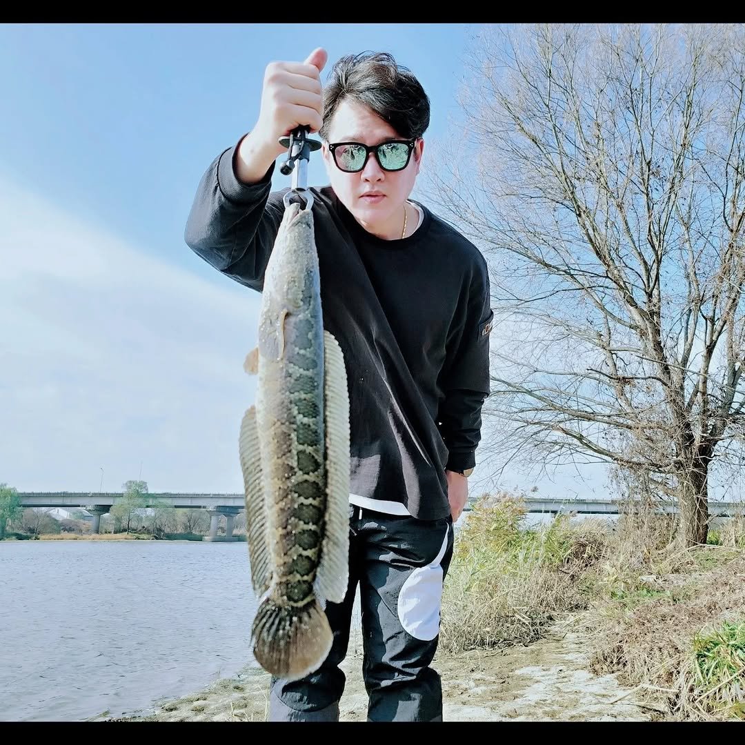 kyum_stagram_ 게시물 이미지: 시즌 마지막. 
배스잡으러왔다 먼일이래
물치형 고마워

#가물치 #배스 #배스낚시...