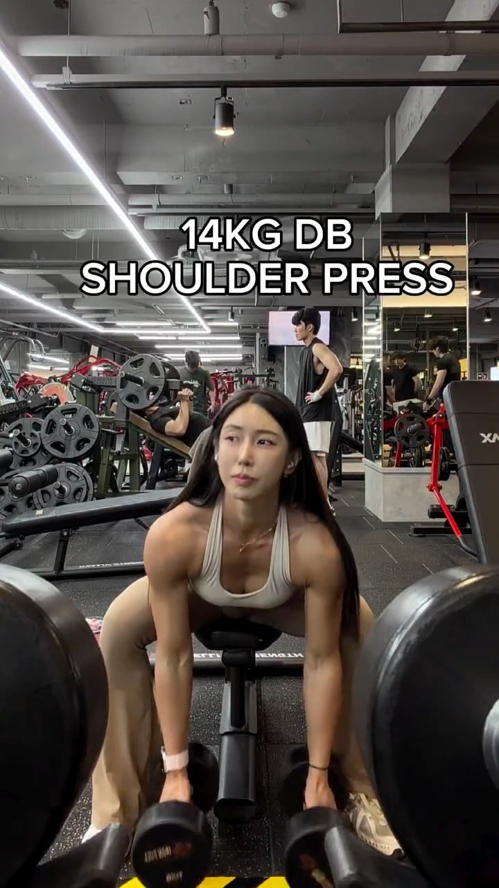 kyuri.ifbbpro 게시물 이미지: 어깨 쁘띠운동 하다가 오랜만에 무게들기 😊🔥