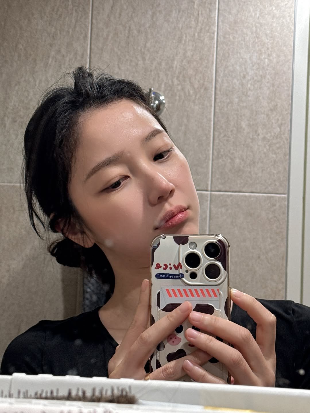 Photo by 김규선 KIM KYUSEON on December 24, 2025. May be a selfie of phone, mirror and text.