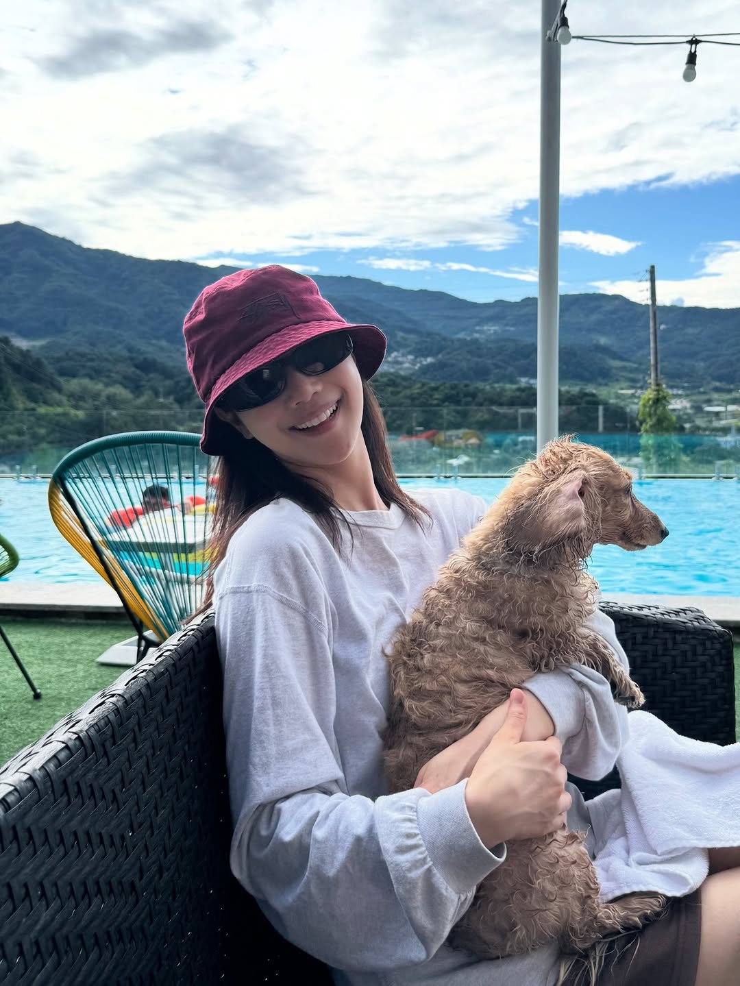 Photo by 김규선 KIM KYUSEON on July 15, 2025. May be an image of 1 person, Bedlington terrier, Pekinese, cocker spaniel, outdoors and text.