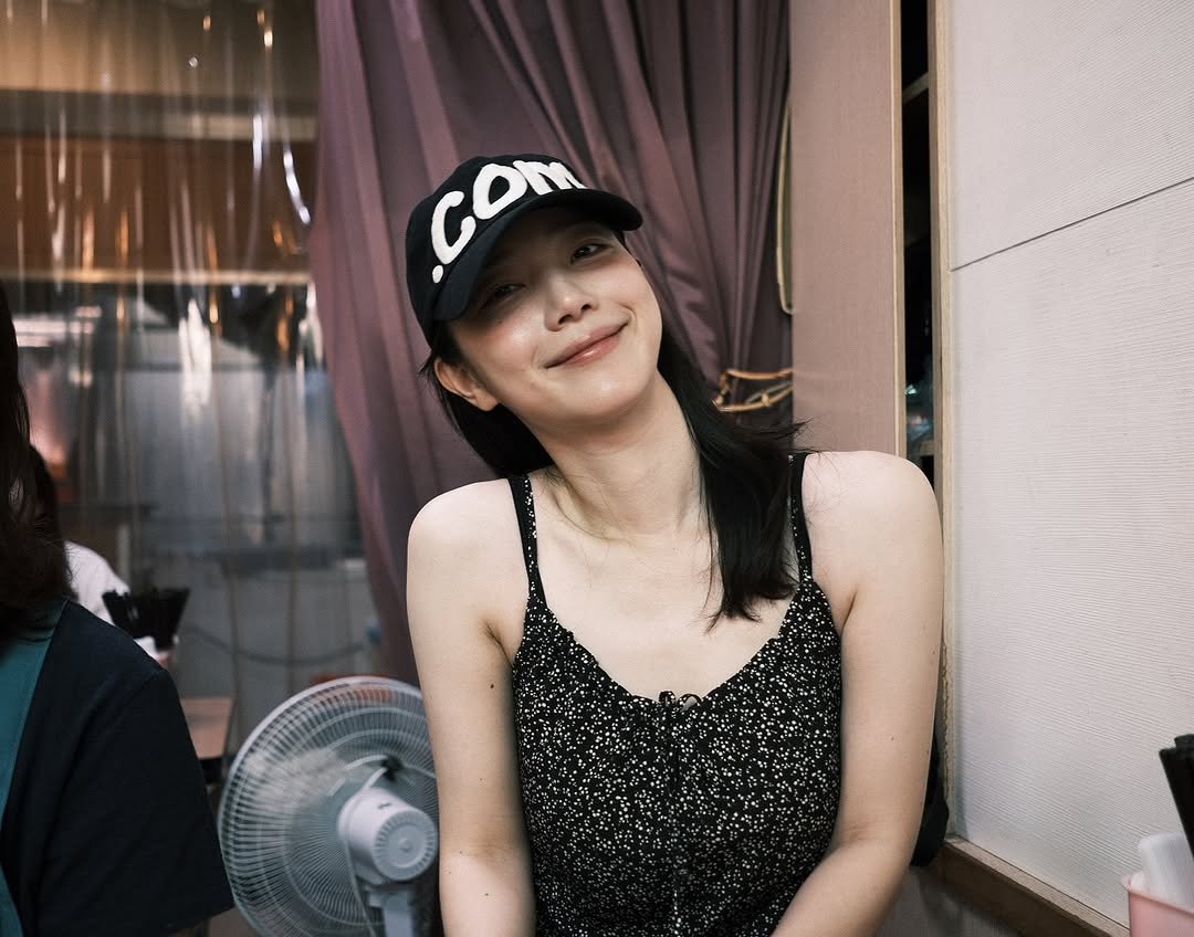 Photo by 김규선 KIM KYUSEON on October 01, 2025. May be an image of 2 people, hair, people smiling, hat and text.