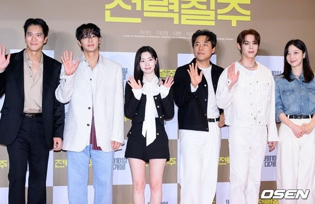 Photo by 김규선 KIM KYUSEON on September 05, 2025. May be an image of 6 people, bangs, top and text.