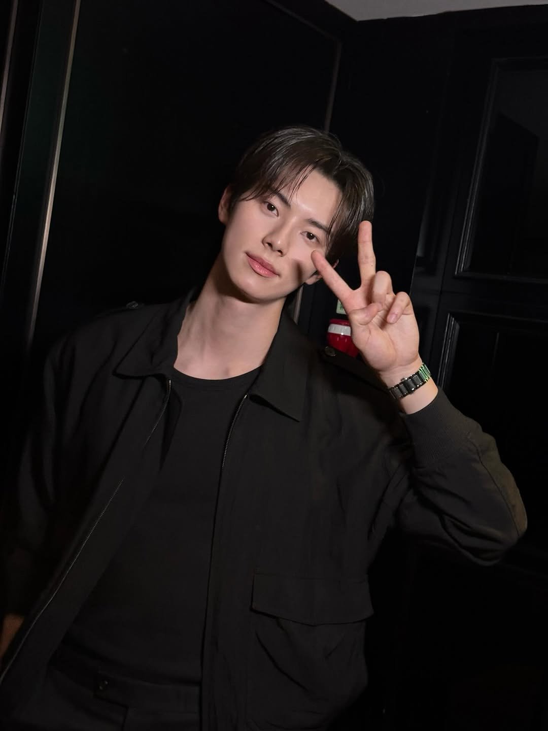 Photo by 이채민 Lee Chae Min 李彩玟 on March 04, 2026. May be an image of one or more people, bolo tie and text.