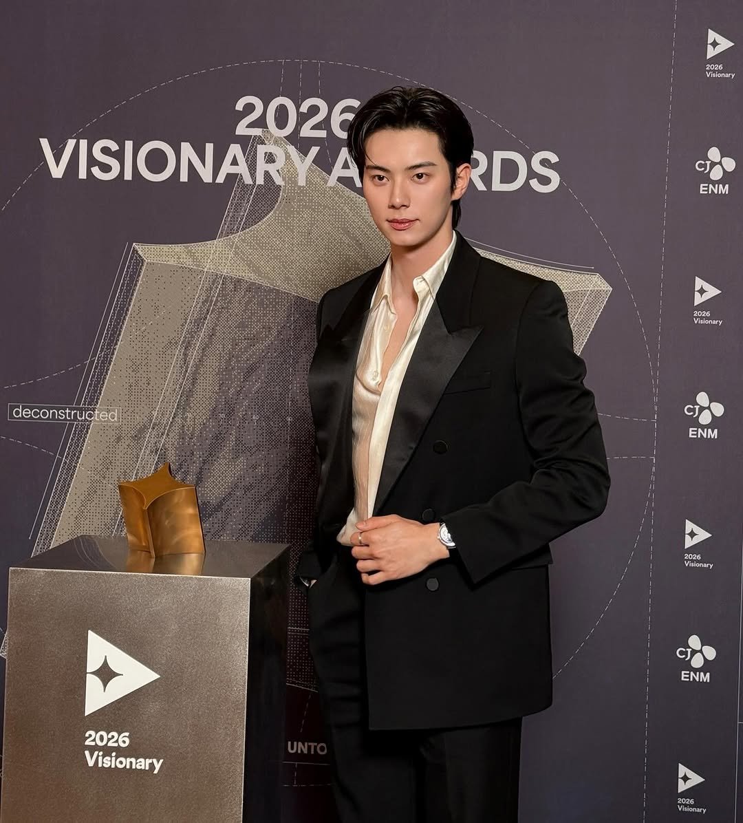 Photo by 이채민 Lee Chae Min 李彩玟 on February 11, 2026. May be an image of dinner jacket and text.