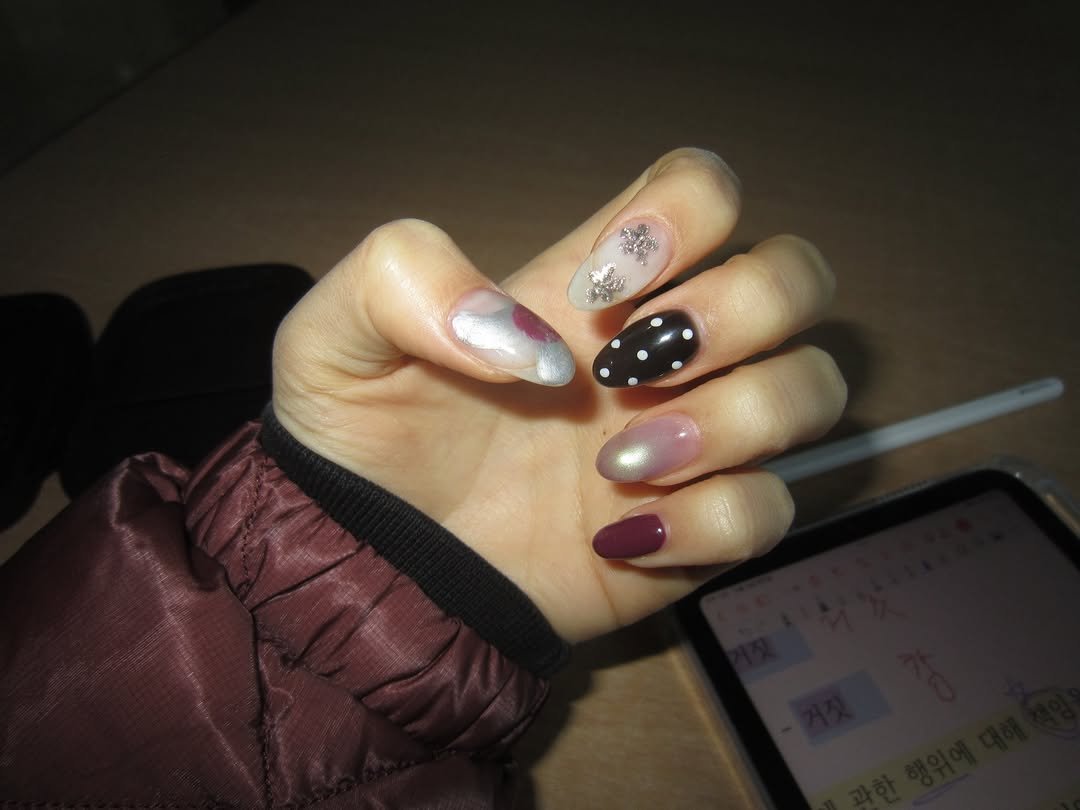 Photo by 설히 on December 16, 2025. May be an image of one or more people and fingernails.