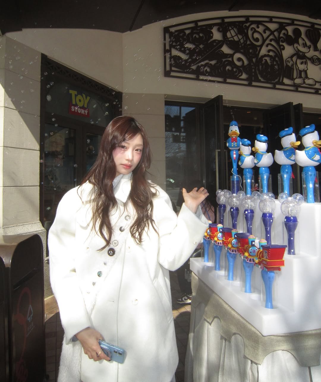 Photo by 설히 on February 09, 2026. May be an image of duffle coat, overcoat, bath robe, lollipop, parka and text.