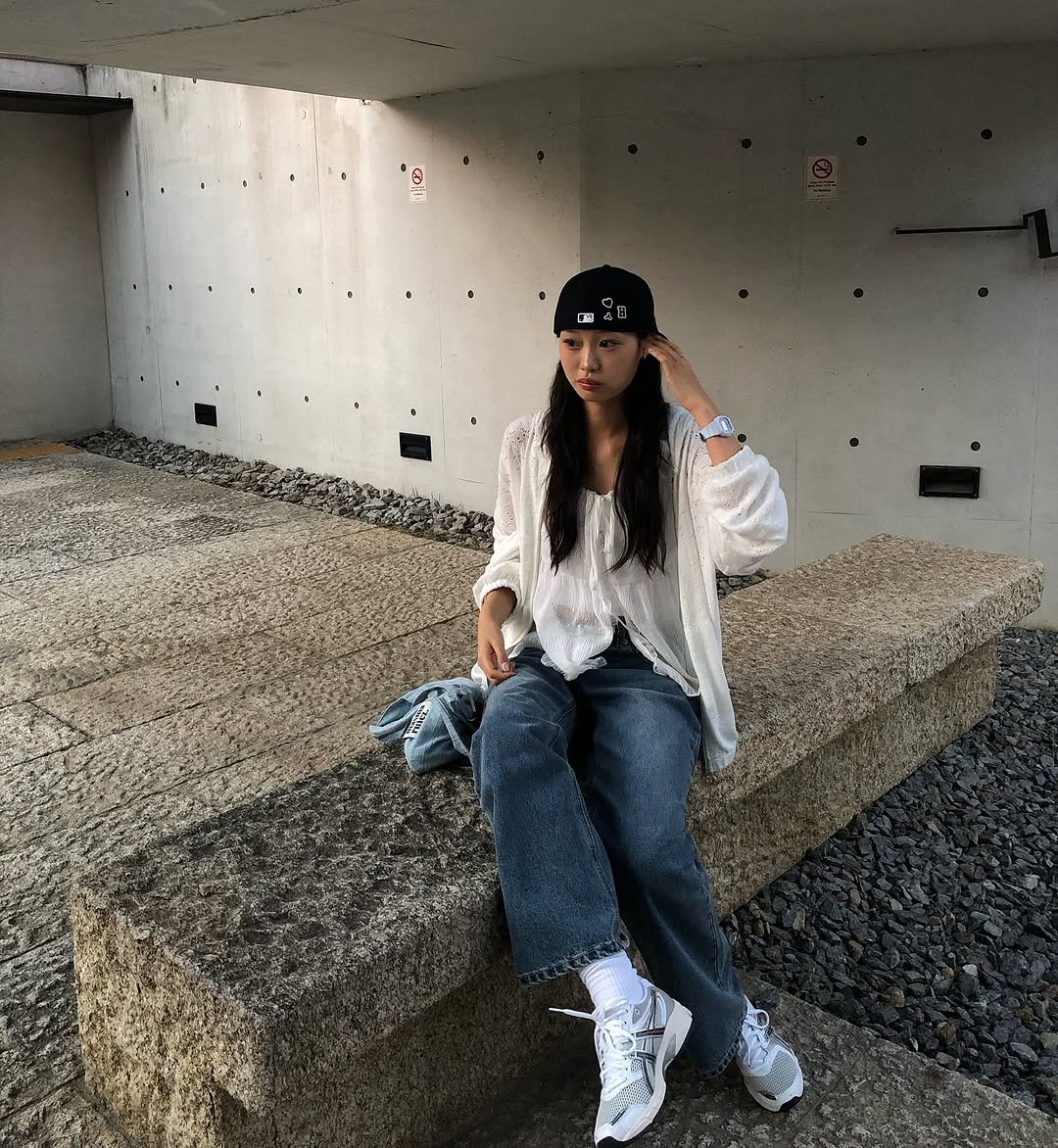 Photo shared by 설히 on September 07, 2025 tagging @folder_korea. May be an image of sweatpants.