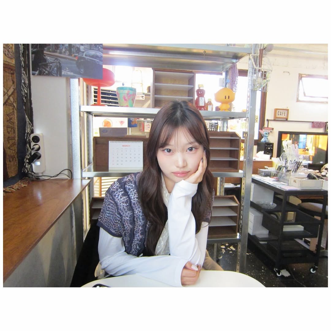 Photo by 설히 on March 01, 2026. May be an image of one or more people, hair and text.