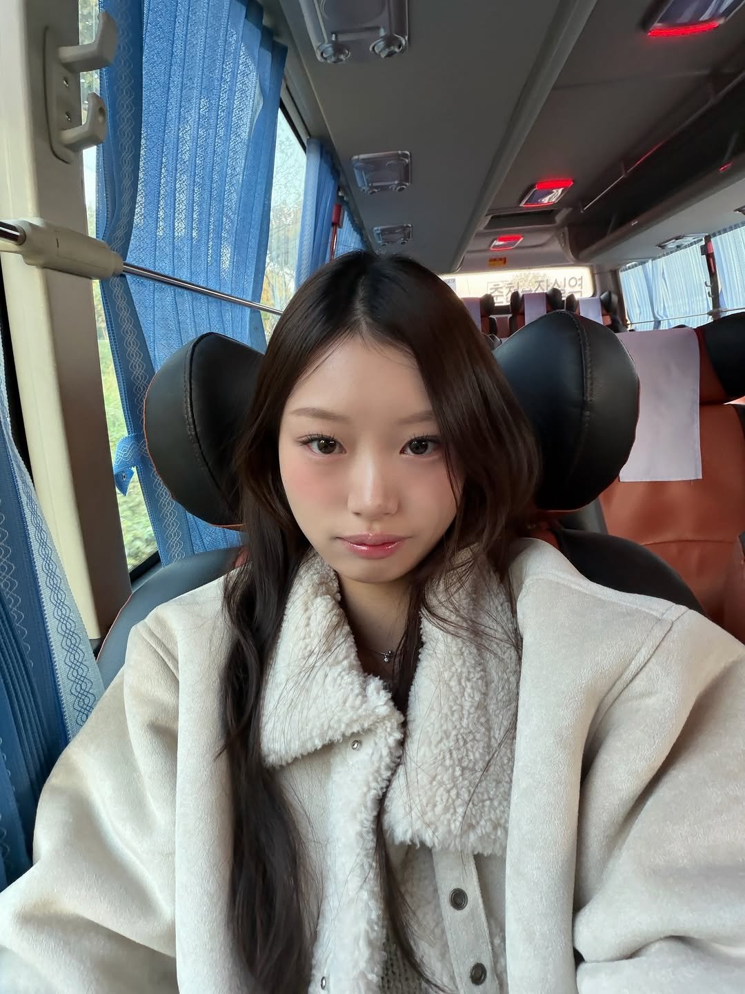 Photo by 설히 on December 22, 2025. May be an image of one or more people, hair, duffle coat, goosedown coat, parka and bus.