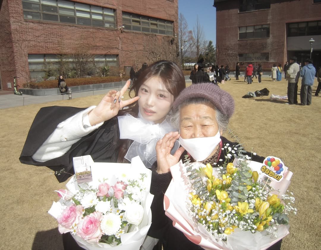 Photo by 설히 on February 25, 2026. May be an image of one or more people and text that says 'សរ 중하한니다! 축하합니다! 尖Aor 50 ተናመውስ'.