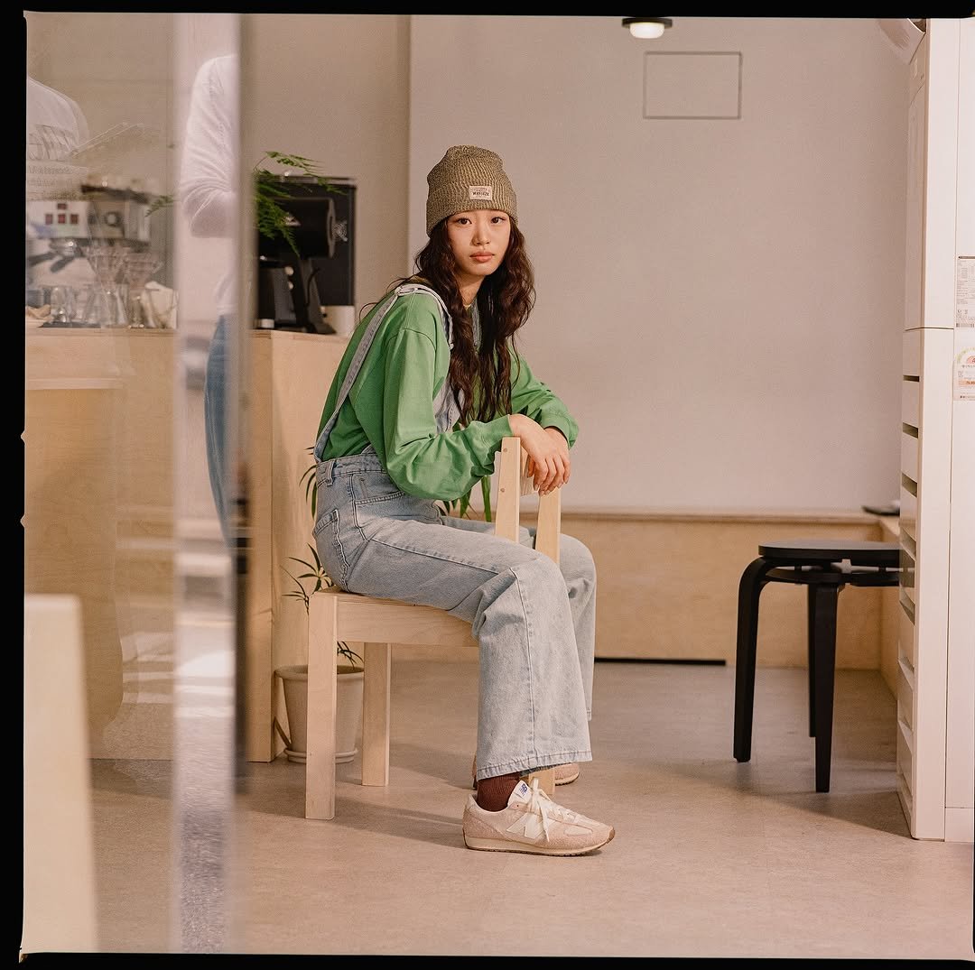 Photo by 설히 on October 17, 2025. May be an image of beret, turtleneck, headscarf and text.