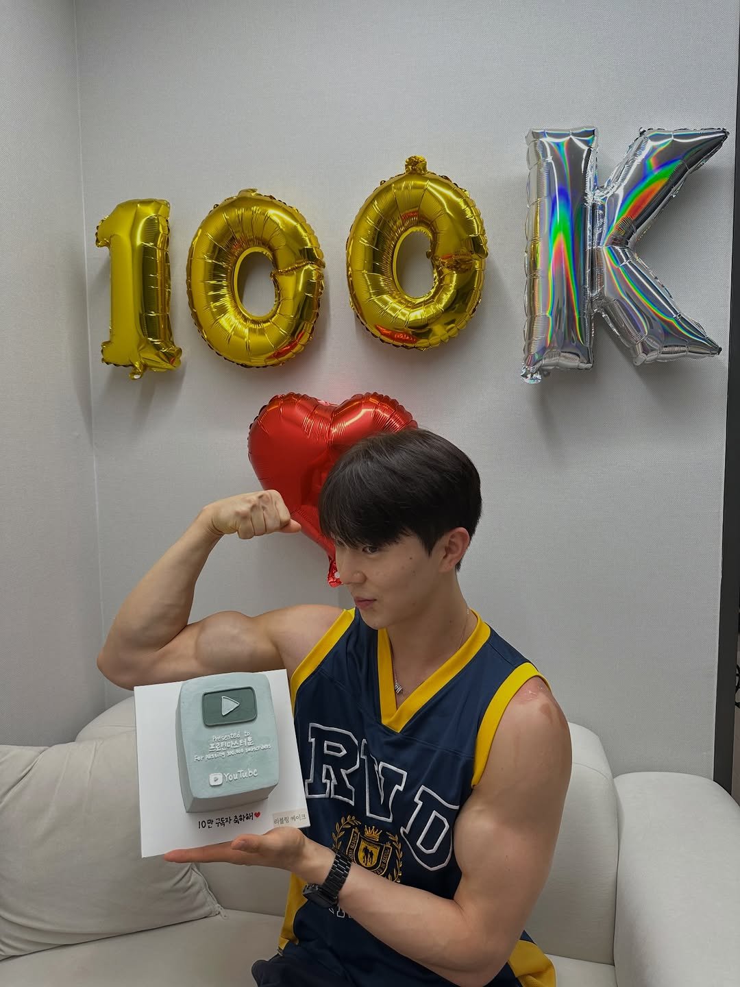 Photo by 이정훈 | 운동루틴 • 다이어트꿀팁 • 자기관리 on December 18, 2025. May be an image of one or more people, biceps, people bodybuilding and timer.