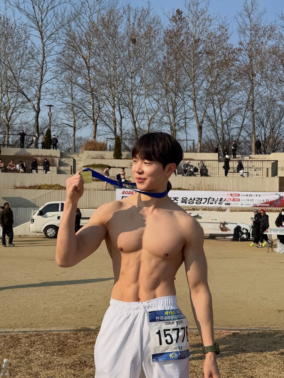 Photo by 이정훈 | 운동루틴 • 다이어트꿀팁 • 자기관리 on January 04, 2026. May be an image of body building and text that says '2026 PR 電00 즈 육상경기정품과 S ..屋は 12.23 -22a የንተቅበስ าจ 2ብን8፤ 전국시 전국새해양동 새해일 10km 1577 미철초 8-8'.