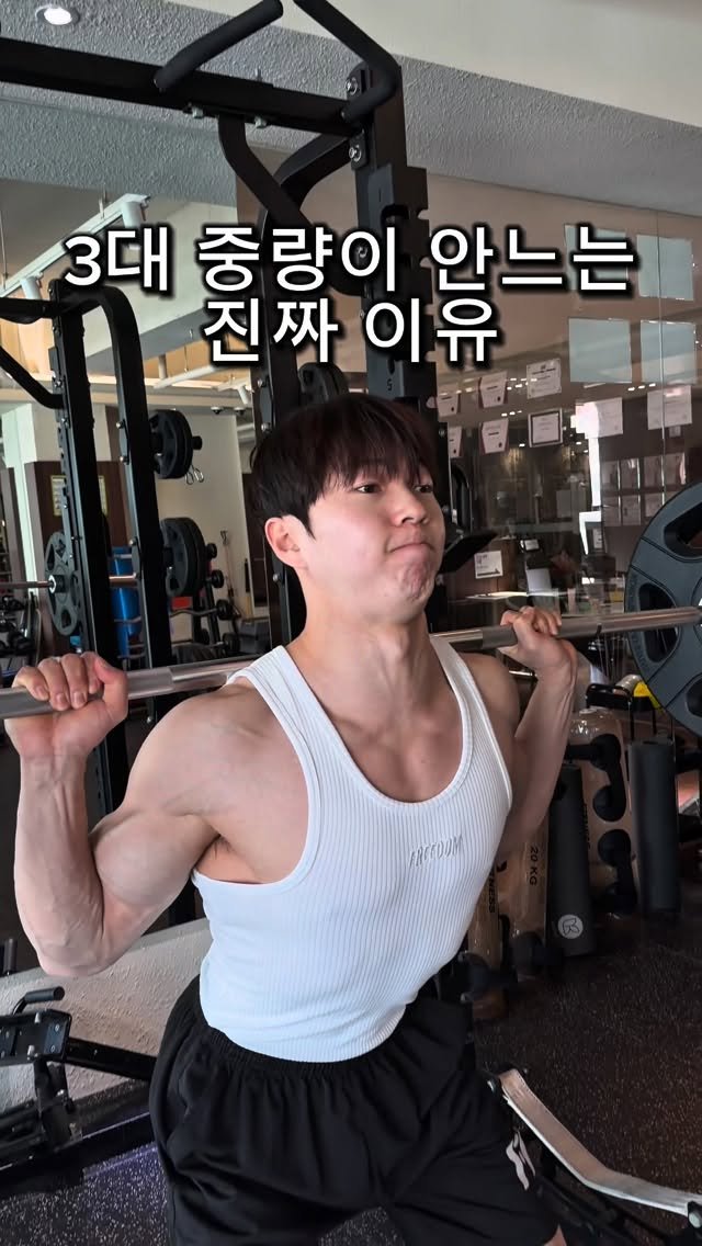 l_junghoon_ 게시물 이미지: #광고 

헬스장에서는 푹신한 신발 말고,
발을 단단하게 잡아주는 신발이 필요한...