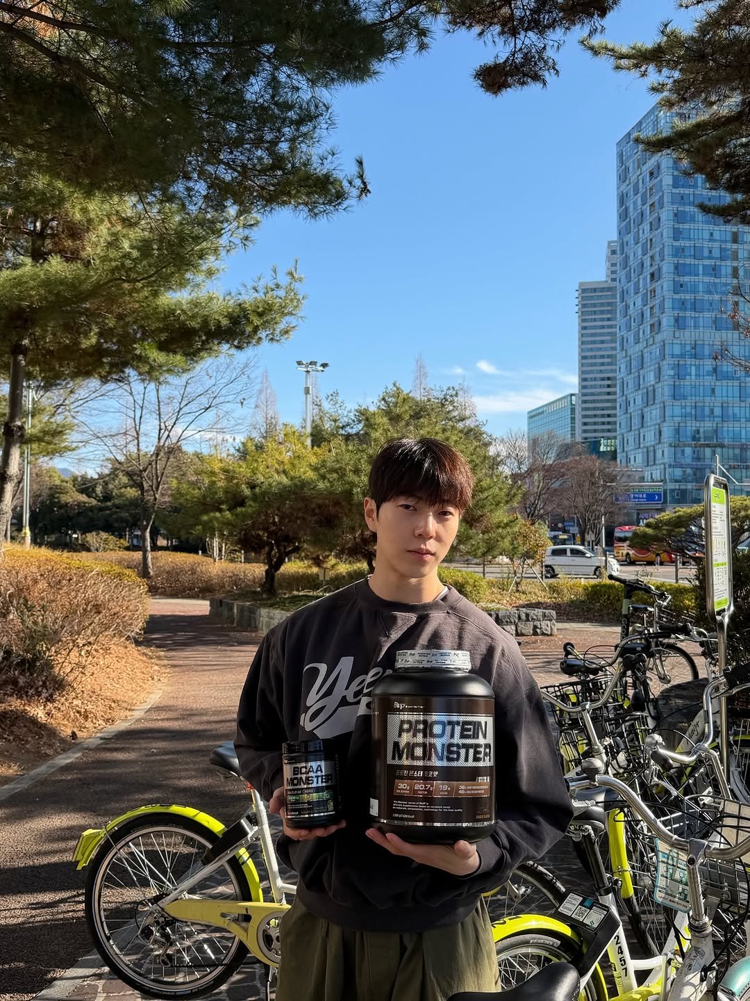 Photo shared by 이정훈 | 운동루틴 • 다이어트꿀팁 • 자기관리 on December 29, 2025 tagging @bup_official_. May be an image of bicycle, shaker, jug, water bottle, park and text.