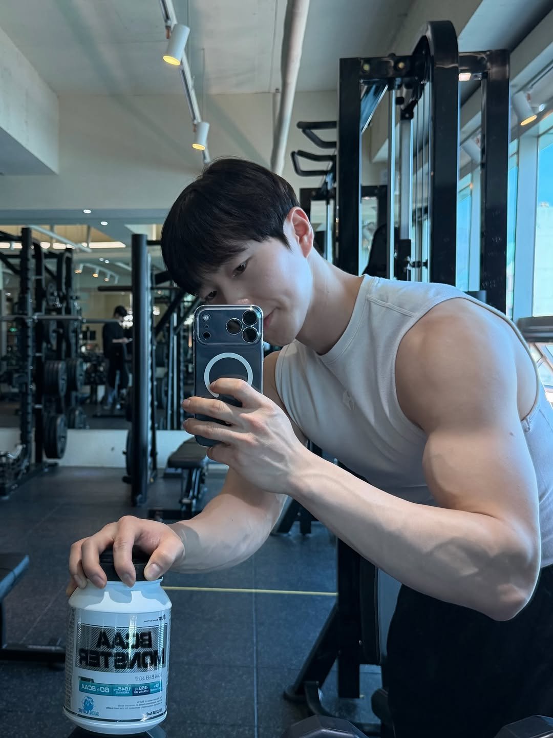 Photo shared by 이정훈 | 운동루틴 • 다이어트꿀팁 • 자기관리 on February 03, 2026 tagging @bup_official_. May be an image of one or more people, biceps, people bodybuilding, shaker and text.