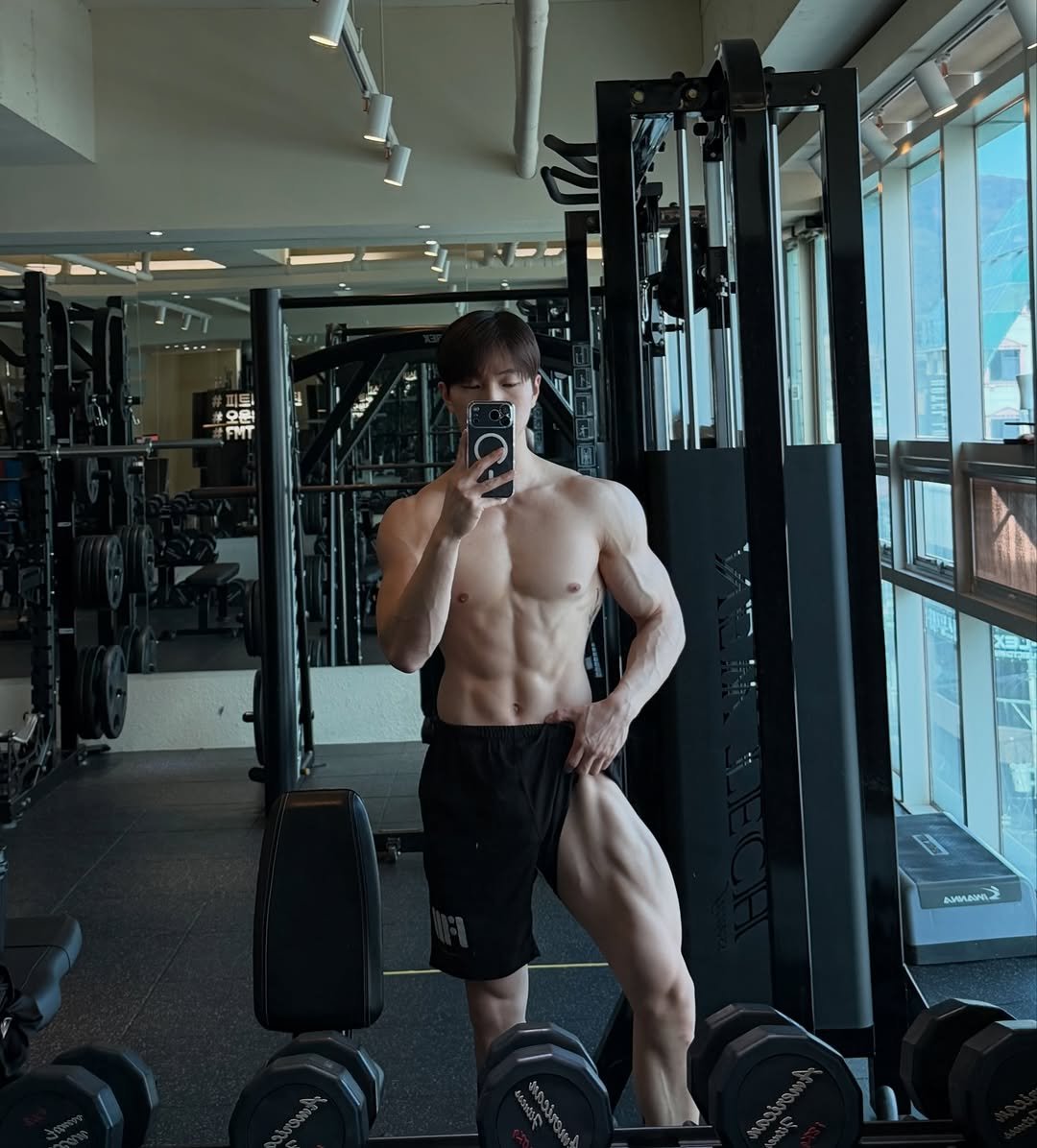 Photo by 이정훈 | 운동루틴 • 다이어트꿀팁 • 자기관리 on November 25, 2025. May be an image of one or more people, biceps, people bodybuilding and text.