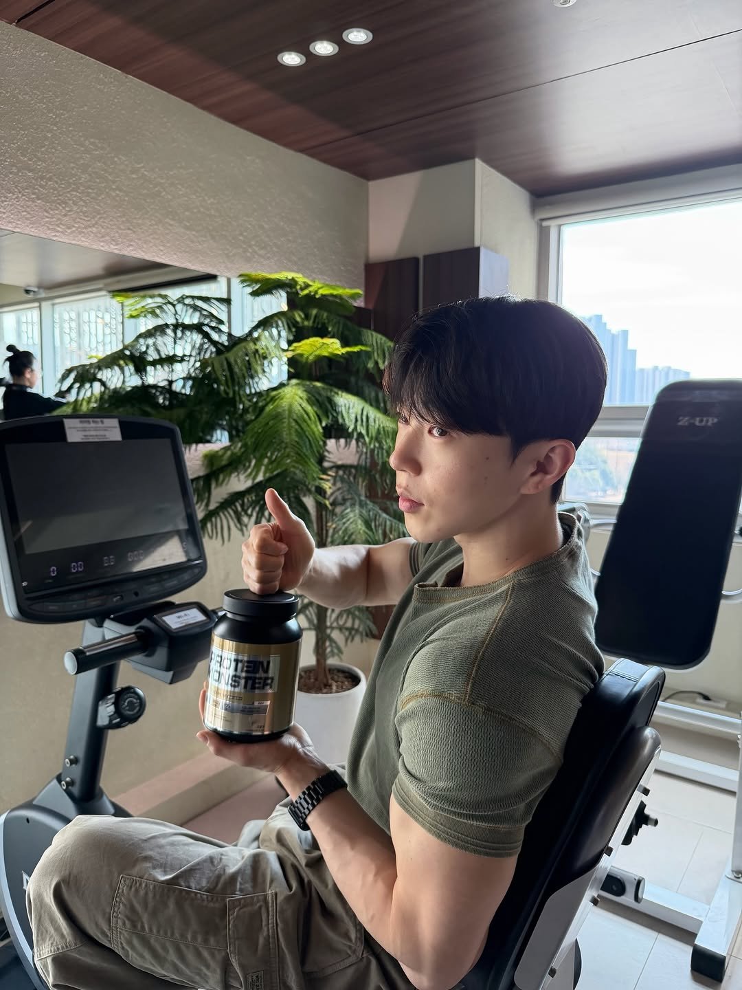 Photo shared by 이정훈 | 운동루틴 • 다이어트꿀팁 • 자기관리 on March 13, 2026 tagging @bup_official_. May be an image of one or more people, biceps, people bodybuilding, dumbbell, shaker and text.