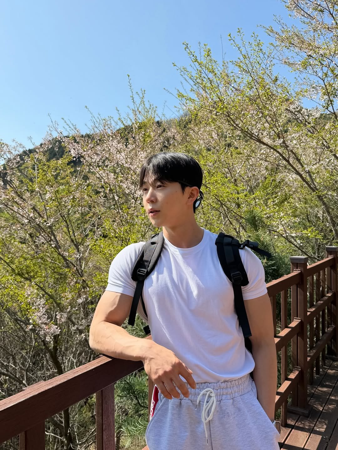 Photo by 이정훈 | 운동루틴 • 다이어트꿀팁 • 자기관리 on April 10, 2026. May be an image of one or more people, people standing, sweatpants, shorts, outdoors and text.