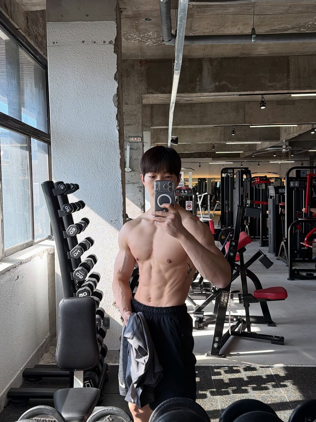 Photo by 이정훈 | 운동루틴 • 다이어트꿀팁 • 자기관리 on January 31, 2026. May be an image of one or more people, biceps, people bodybuilding and text.