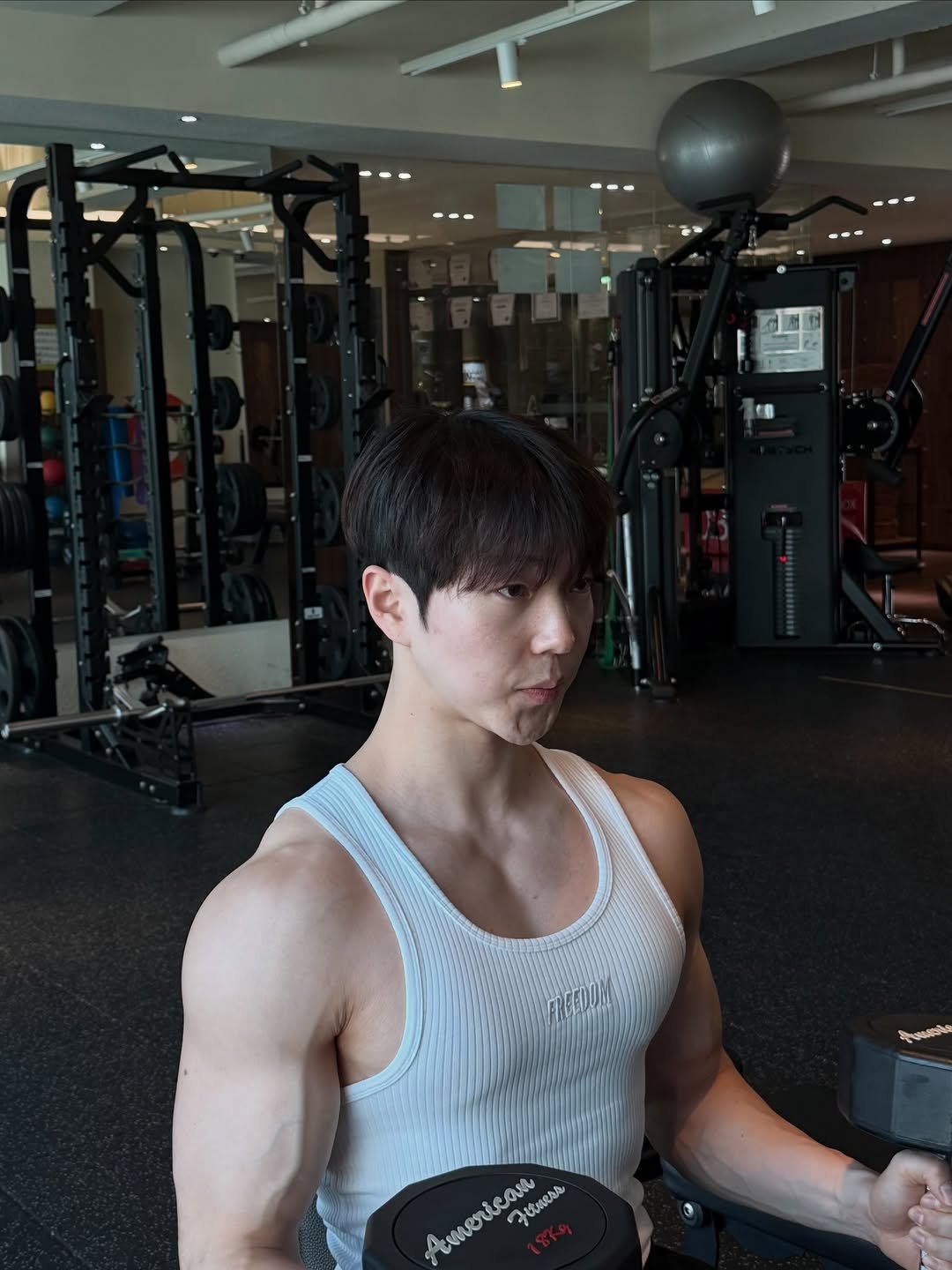 Photo shared by 이정훈 | 운동루틴 • 다이어트꿀팁 • 자기관리 on January 06, 2026 tagging @freedom__athletic. May be an image of one or more people, biceps, people bodybuilding, dumbbell and text.