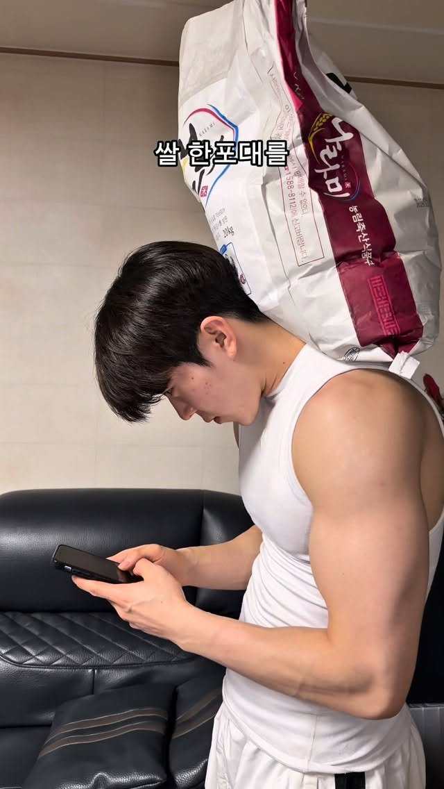 l_junghoon_ 게시물 이미지: 고개 숙일수록 목에 걸리는 무게

정면일 땐 약 5kg
30도 숙이면...