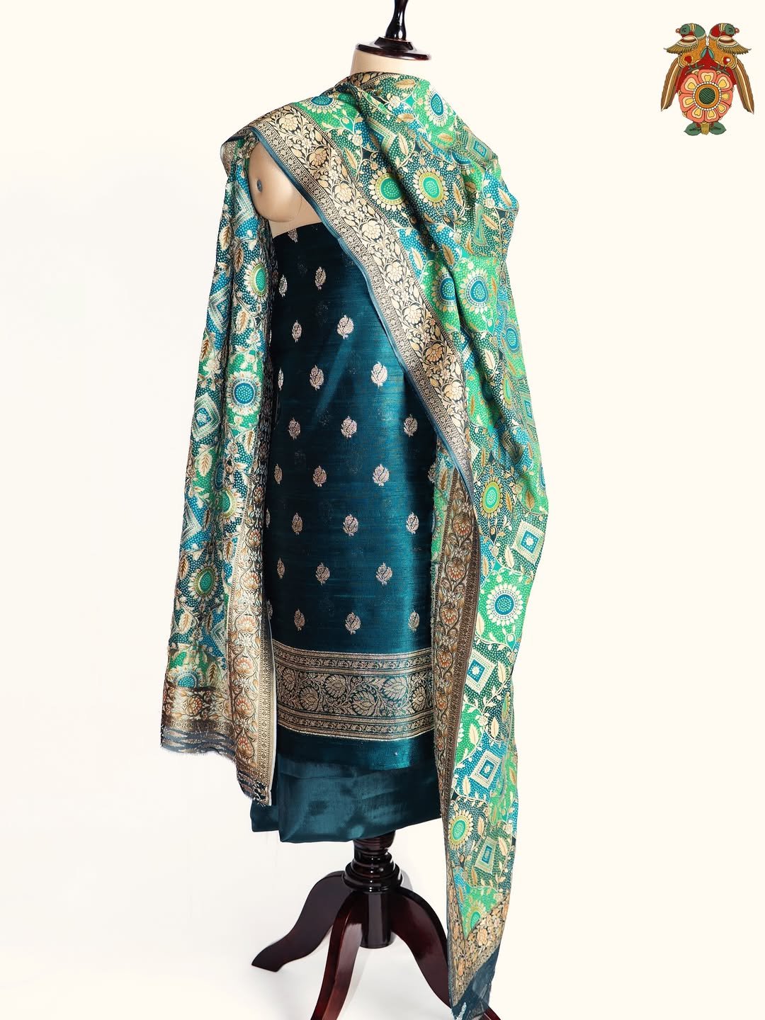 Photo by Sundaridesigns in Label Sundaridesigns. May be an image of shawl and text.