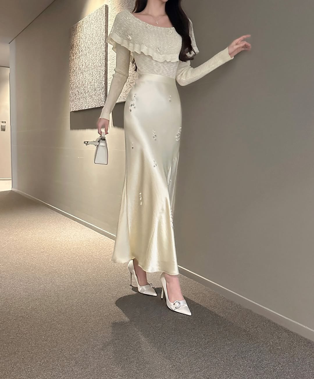 Photo by 라첼 💎 𝐋𝐀𝐂𝐇𝐄𝐋 수입의류 강남옷가게 on February 19, 2026. May be an image of gown, dress and text.