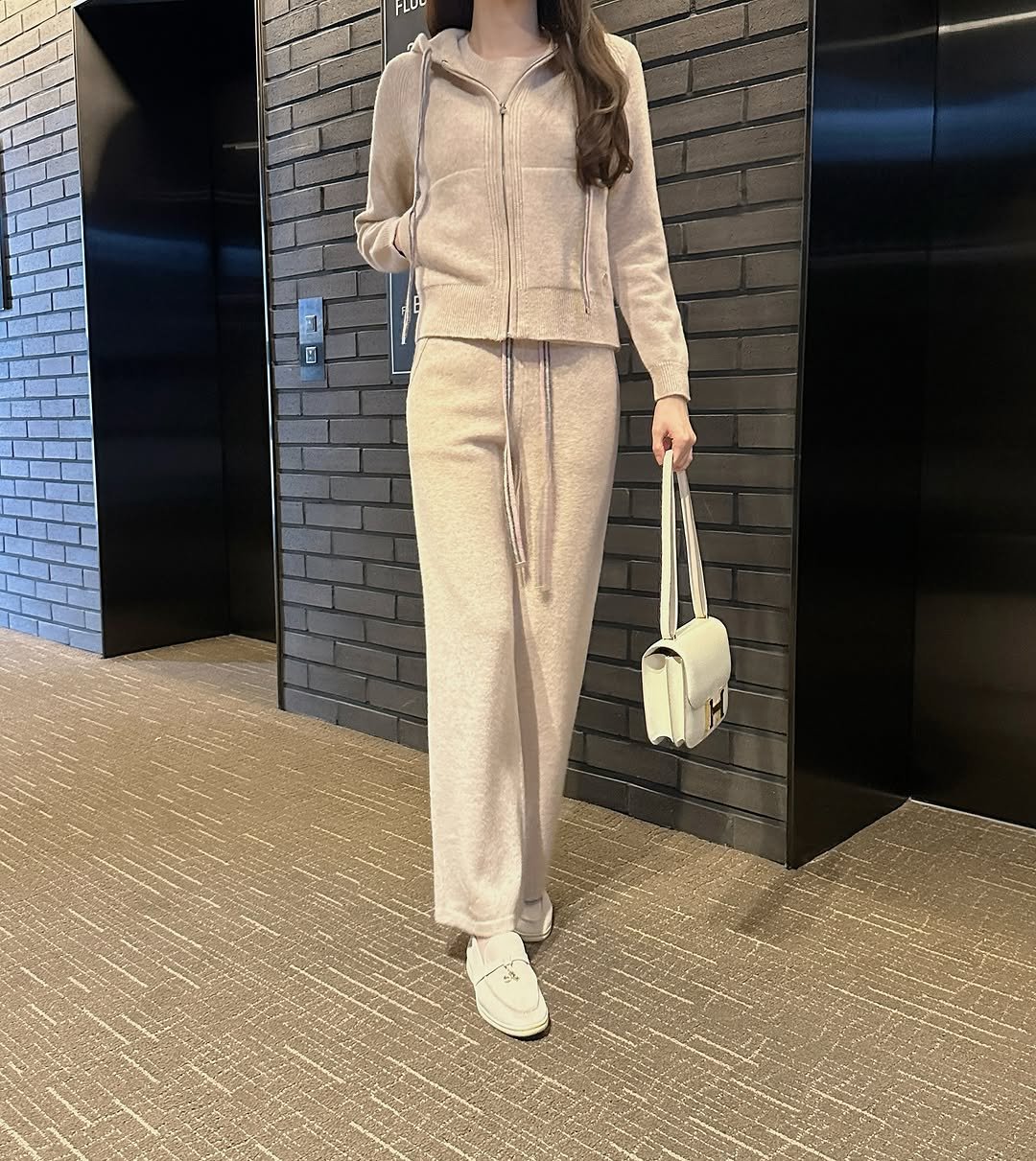 Photo by 라첼 💎 𝐋𝐀𝐂𝐇𝐄𝐋 수입의류 강남옷가게 on October 24, 2025. May be an image of drawstring, sweatsuit, sweatpants and text.