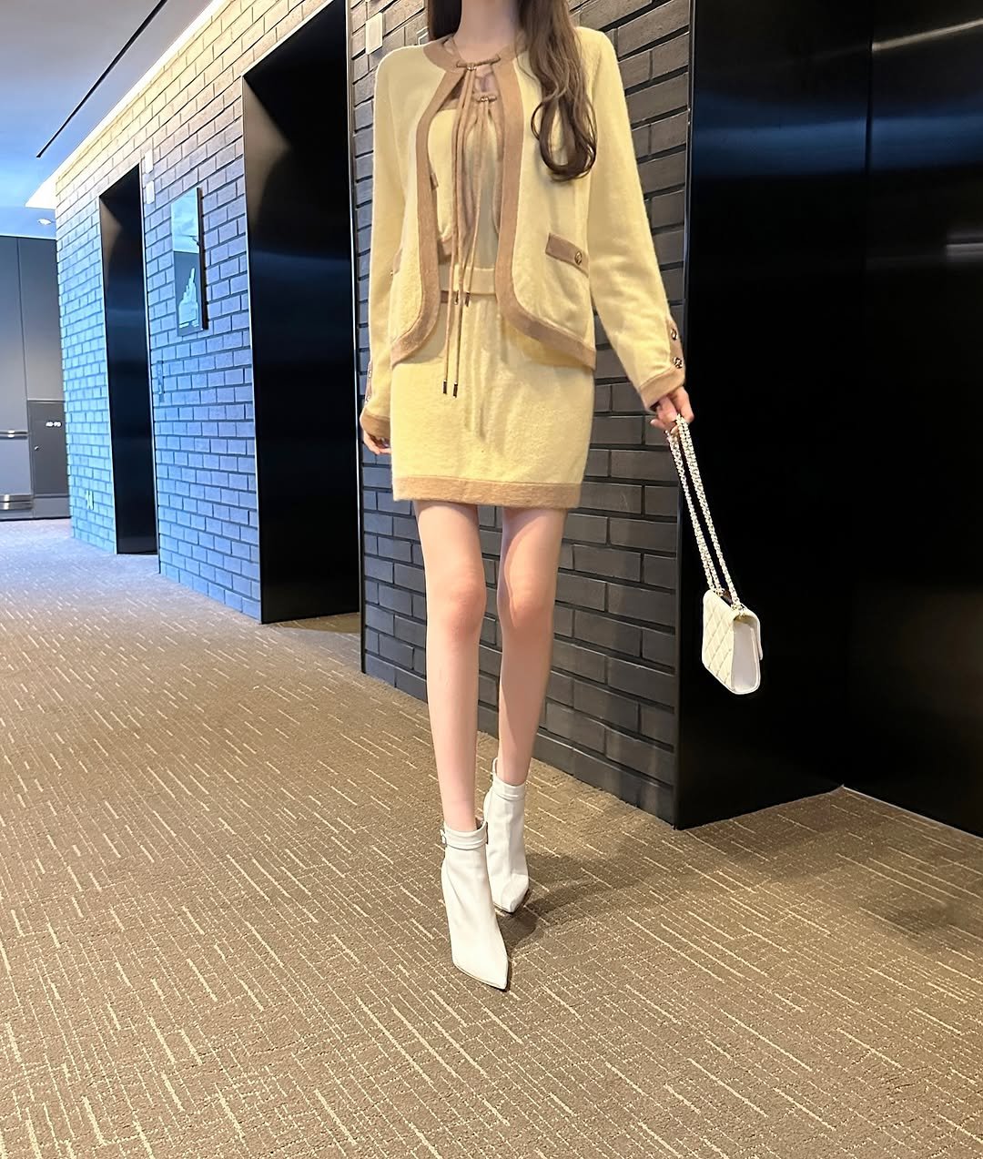 Photo by 라첼 💎 𝐋𝐀𝐂𝐇𝐄𝐋 수입의류 강남옷가게 on October 24, 2025. May be an image of top, dress and text.