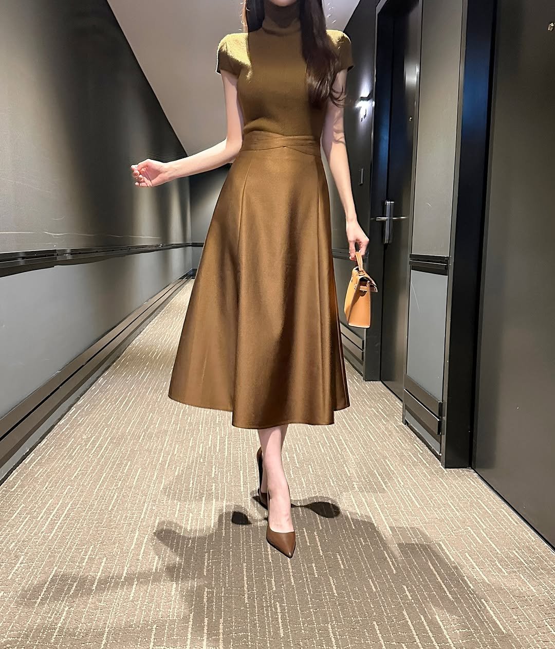 Photo by 라첼 💎 𝐋𝐀𝐂𝐇𝐄𝐋 수입의류 강남옷가게 on October 25, 2025. May be an image of dress, slingback shoes, skirt and text.