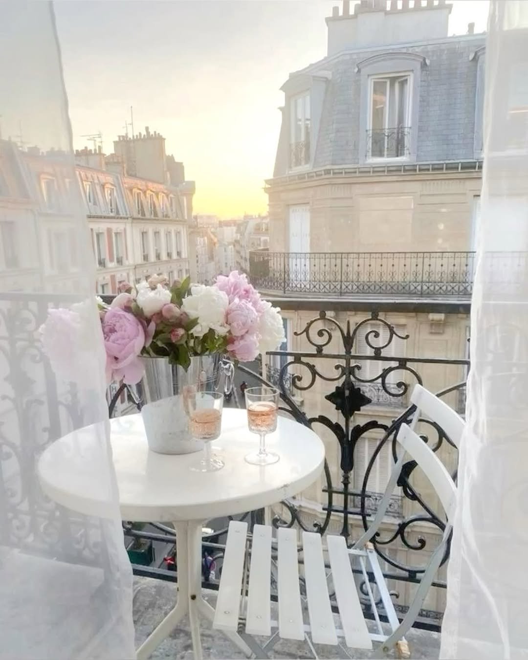 Photo by 라첼 💎 𝐋𝐀𝐂𝐇𝐄𝐋 수입의류 강남옷가게 in 청담. May be an image of Sacré-Cœur and text.